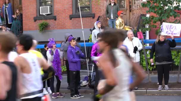 纽约布鲁克林 11月3日 2019年 纽约马拉松赛 纽约体育赛事 著名的跑步比赛 欢呼运动员的人群 — 图库视频影像