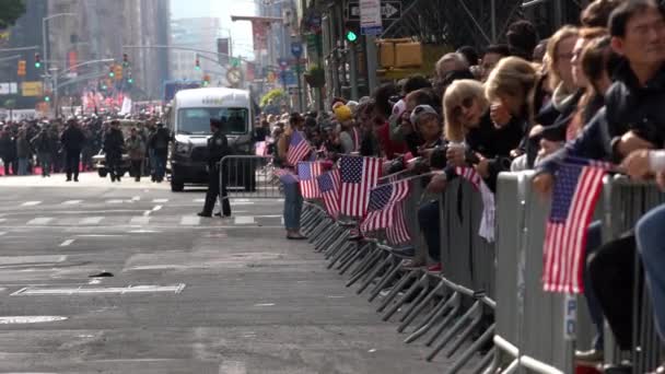맨해튼 2019 군인의 퍼레이드를 응원하는 사람들 울타리 뒤에서 퍼레이드를 기다리고 — 비디오