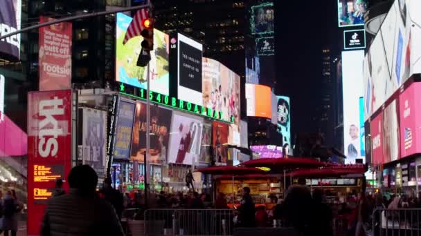 マンハッタン ニューヨーク アメリカ 11月11日 2019 夜間照明ビルでの広告と情報の実行中のタイムズスクエアモニターと表示 — ストック動画