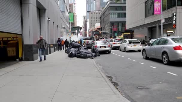 11月12日 美国纽约曼哈顿 2019年 纽约市人行道上的垃圾 繁忙的街道 过往车辆和行人 — 图库视频影像