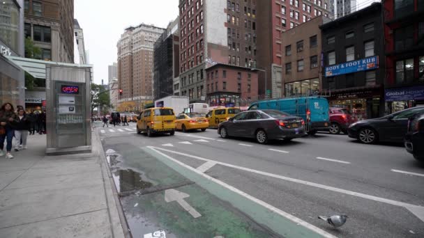 Manhattan Nueva York Noviembre 2019 Tráfico Sexta Avenida Nueva York — Vídeo de stock