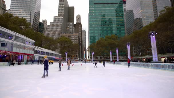 맨해튼 2019 사람들은 겨울에 브라이언트 파크에서 아이스 링크를 스케이트를 의아름다운 — 비디오