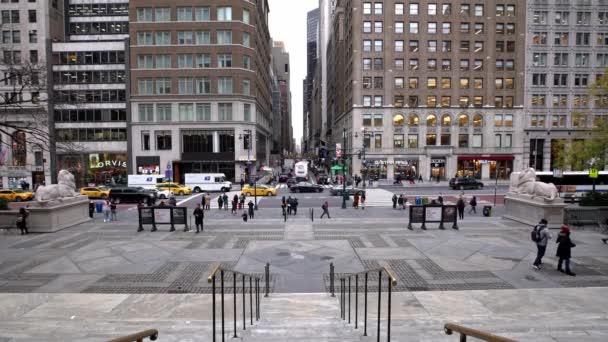 맨해튼 2019 도서관에서 뉴욕의 장소로 사람들 보도를 있습니다 맨해튼의 — 비디오