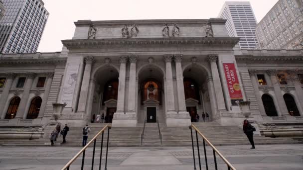 マンハッタン ニューヨーク アメリカ 11月12日 2019年 マンハッタンの公共図書館入口 ブライアントパーク近くのランドマークと観光名所 — ストック動画