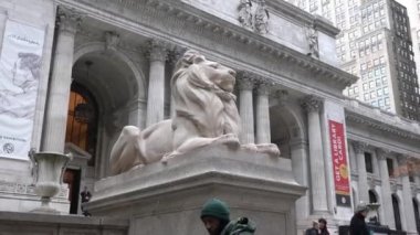 Manhattan, New York, ABD - 12 Kasım. 2019: NYC Halk Kütüphanesi Girişi. Aslan heykeli merdivenlerden girişe. Şehir merkezindeki tarihi bina.