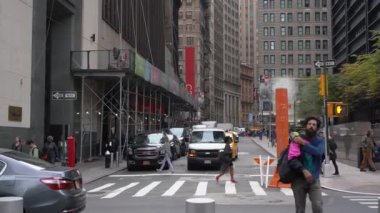 Manhattan, New York, ABD - 25 Ekim. 2019: Şehir merkezinde trafik ve yaya