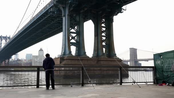 纽约曼哈顿 10月25日 2019年 在纽约曼哈顿大桥下钓鱼 — 图库视频影像