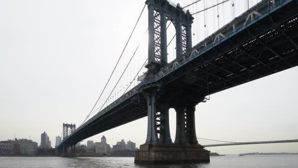 纽约市曼哈顿大桥在阴天里 宽角度射击 — 图库视频影像