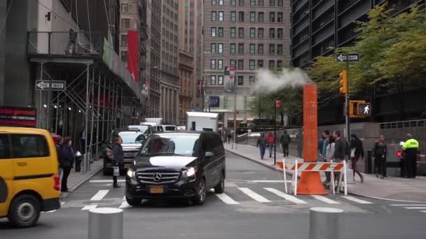 Manhattan New York Usa October 2019 Traffic Downtown Steam Chimney — Stock Video