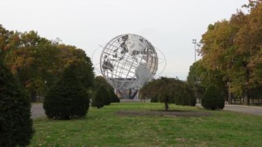 Queens, New York, ABD - 25 Ekim. 2019: New York 'taki Flushing Meadows Park' ta Unisphere Özgürlük için Büyük Küre