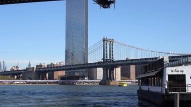Brooklyn, New York, ABD - 26 Ekim. 2019: Brooklyn Köprüsü 'nün altından gökdelen ile Manhattan Köprüsü manzarası