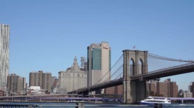 Manhattan, New York, ABD - 26 Ekim. 2019: Brooklyn Köprüsü ve Doğu Nehri Arkaplanda Verizon Binası Sunny Day, Manhattan