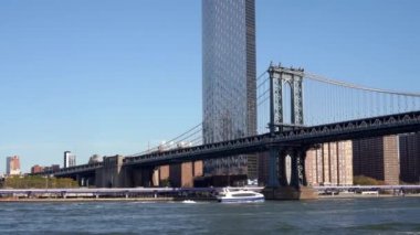 Brooklyn, New York, ABD - 26 Ekim. 2019: Yoğun Doğu Nehri Bot Trafiği, NYC taksi botları Manhattan köprüsü altında geziniyor, güneşli bir günde Brooklyn 'den Manhattan' a manzara