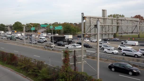 米国ニューヨーク州クイーンズ 10月25日 2019 クイーンズのロングアイランド高速道路での交通 ラッシュアワー交通渋滞 — ストック動画