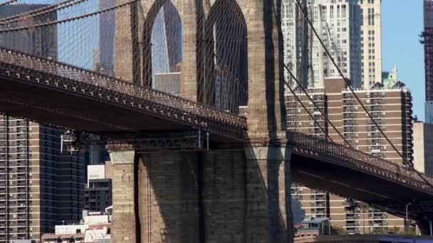 マンハッタン ニューヨーク アメリカ 10月26日 2019 橋の背景にある自由の塔 ワンワールドトレードセンターを持つタワーの上にあるブルックリン橋とアメリカ国旗 — ストック動画