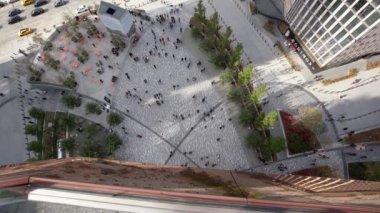 Manhattan, New York, ABD - 26 Ekim. 2019: New York 'taki Taşıyıcı' da Top Down Manzarası, Meydanda Yürüyen İnsanlar ve Hudson Yardındaki Plaza