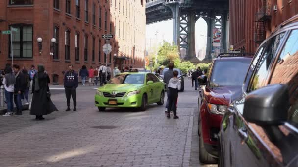 Brooklyn New York Usa October 2019 Crowded Dumbo Brooklyn Manhattan — Stock Video