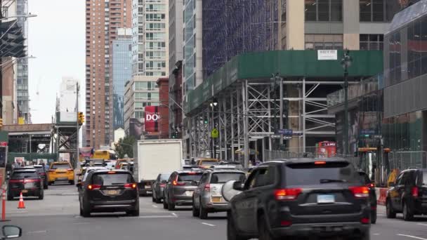 美国纽约州曼哈顿 10月26日 2019年 纽约市的交通高峰时段 大街上的汽车在摩天大楼之间的路上行驶 — 图库视频影像