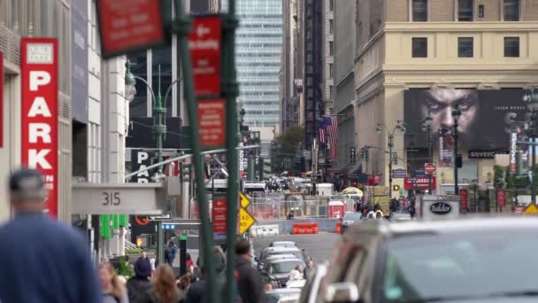 マンハッタン ニューヨーク アメリカ 10月26日 2019 ニューヨークの賑やかなストリートシーン 人が歩く 街の交通と重い道路上の建設 — ストック動画