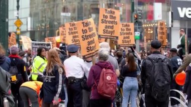 Manhattan, New York, ABD - 26 Ekim. 2019: Trump Protestosu, Donald Trump ve Mike Pence 'e karşı yürüyen insanlar 