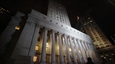 Manhattan, New York, ABD - 5 Kasım. 2019: New York Adliyesi Gece Aydınlandı Girişi. Gecenin geç saatlerinde Birleşik Devletler Mahkemesi 'ni aydınlatan ışıklar