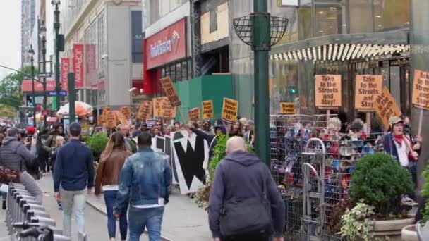 Μανχάταν Νέα Υόρκη Ηπα Οκτωβρίου 2019 Trump Διαμαρτυρία Άνθρωποι Βαδίζουν — Αρχείο Βίντεο
