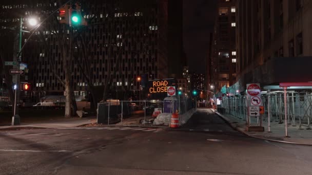 マンハッタン ニューヨーク 11月5日 2019 ニューヨークの閉鎖道路 マンハッタンのダウンタウンの夜にノースストリートの建設現場 光と空の道をつなぐ — ストック動画