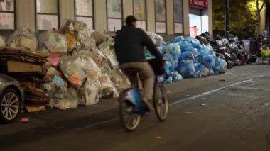 Manhattan, New York, ABD - 6 Kasım. 2019: NYC 'de çöp yığını, binanın önündeki çöp yığını, geceleri büyük çöp dağı
