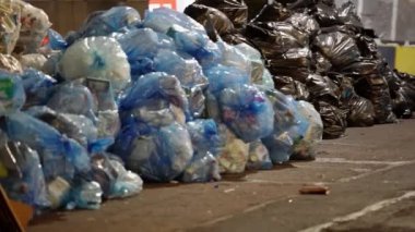 Manhattan, New York, ABD - 6 Kasım. 2019: Çöplük New York 'ta bir kamyonet için Road' a atıldı. Gelişmiş ülkelerdeki aşırı atık kirliliği miktarı