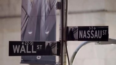 Manhattan, New York, ABD - 6 Kasım. 2019: Wall Street ve Nassau Street, Manhattan 'ın Merkez Finansal Bölgesi' ndeki Borsa önünde