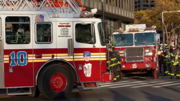 11月6日 美国纽约曼哈顿 2019年 炮台公园玫瑰教堂圣母失火 消防车和消防员在大楼前面 消防车及货车的部署 — 图库视频影像