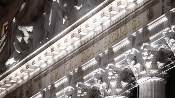 マンハッタン ニューヨーク 11月6日 2019 ニューヨーク証券取引所のニューヨーク証券取引所がライトアップされました ビルの前にサインして 夜の市場取引所 — ストック動画
