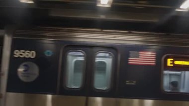 Manhattan, New York, ABD - 7 Kasım. New York 'taki MTA Metro Treni başka bir trende görüldü. Metropolitan Transit Otorite Aracı