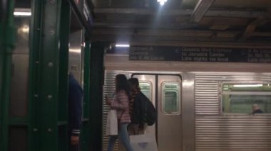 Manhattan, New York, ABD - 7 Kasım. 2019: New York 'taki metro istasyonu. Platform ve Tren. MTA Tren Arabası Gidiyor