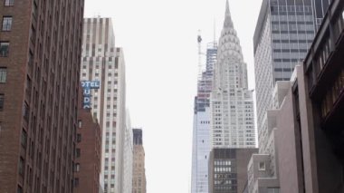 Manhattan, New York, ABD - 7 Kasım. 2019: Manhattan 'da 42. Cadde' de Chrysler binasının önünden geçerken trafiğe takıldı. Trafik sıkışıklığında Düşen Ağaçlar ve Arabaların Tepeden Aşağı Görünümü