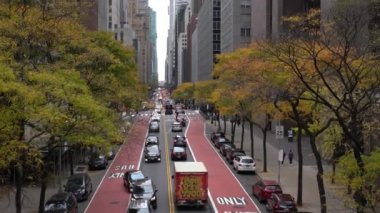 Manhattan, New York, ABD - 7 Kasım. 2019: Manhattan 'da 42. Cadde' de trafik sıkışıklığı. Arabalar batı yakasına kadar dizildi. Amerika 'da Sonbahar Şehri
