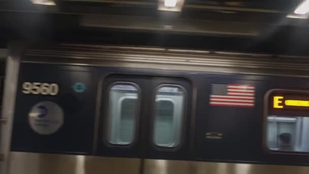 11月7日 美国纽约曼哈顿 2019年 Mta地铁列车在纽约站出口 在另一列火车内看到列车启动 都会区交通局车辆 — 图库视频影像
