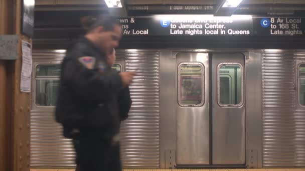マンハッタン ニューヨーク 11月7日 2019 終電のお知らせニューヨーク地下鉄駅発の列車をご利用ください マンハッタンとブルックリンの列車 — ストック動画