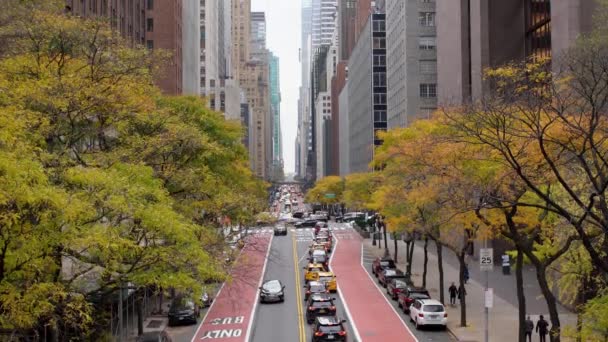マンハッタン ニューヨーク 11月7日 2019年 ニューヨーク42丁目での交通量 忙しい通りから高層ビルへのクライスラービルへのパンニング — ストック動画