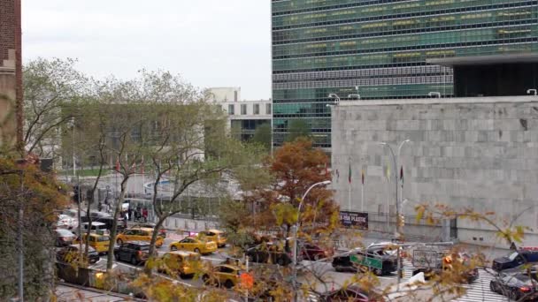 11月7日 美国纽约曼哈顿 2019年 联合国总部前第一大道的繁忙交通 交通阻塞情况下的黄色小巴及其他车辆 — 图库视频影像