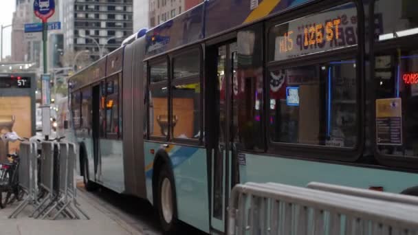マンハッタン ニューヨーク 11月7日 2019年 ニューヨーク発のバスが忙しい道路の駅を出る — ストック動画