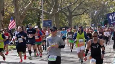 Brooklyn, New York, ABD - 3 Kasım. 2019: New York Maratonu Koşucuları Brooklyn 'de Ağaçların Altında Koşuyor, New York' ta birçok insan ünlü Maraton yarışında koşuyor