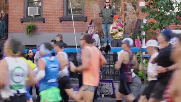 米国ニューヨーク州ブルックリン 11月3日 2019 ブルックリンのニューヨークマラソンでランナーを応援するファン アスリートが通り過ぎるときに道路の脇を見ている人 — ストック動画