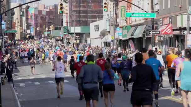 Brooklyn Nowy Jork Usa Listopada 2019 Biegacze Maratońscy Manhattan Avenue — Wideo stockowe
