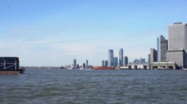 Brooklyn, New York, ABD - 4 Kasım. 2019: Brooklyn 'den Busy Hudson Körfezi görüldü. Manhattan şehir merkezi ve New Jersey 'de Hoboken. New York Su Taksisi geçiyor ve helikopter üzerinden uçuyor.
