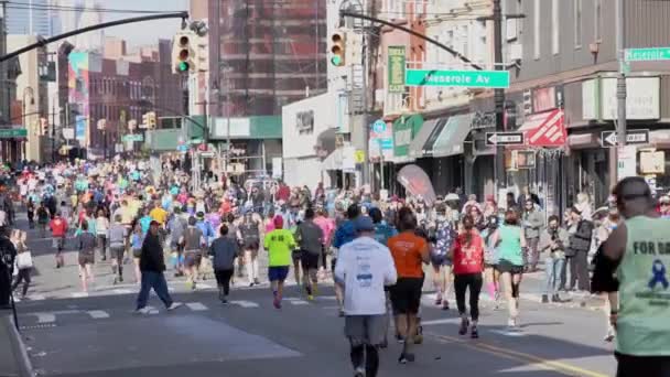 브루클린 2019 브루클린 맨해튼 비뉴에서 마라톤 선수들 사이드 관중들 환호하며 — 비디오