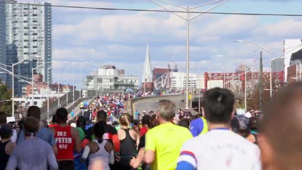 Brooklyn Nowy Jork Usa Listopada 2019 Wyścig Zatłoczonych Maratonów Moście — Wideo stockowe