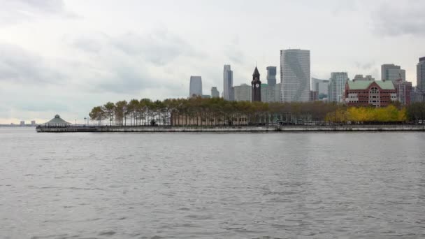 Hoboken Nueva Jersey Noviembre 2019 Pier Park Con Pabellón Rascacielos — Vídeos de Stock