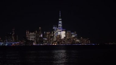 Hoboken, New Jersey, ABD - 5 Kasım. 2019, Manhattan şehir merkezinde, gece vakti. New York 'ta aydınlatılmış gökdelen