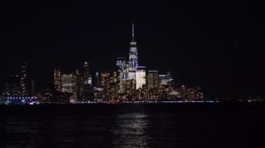 Hoboken, New Jersey, ABD - 5 Kasım. 2019: New York 'ta Manhattan' ın güzel aydınlanmış merkezi Skyline. NYC 'deki Finans Bölgesi Gökdelenleri